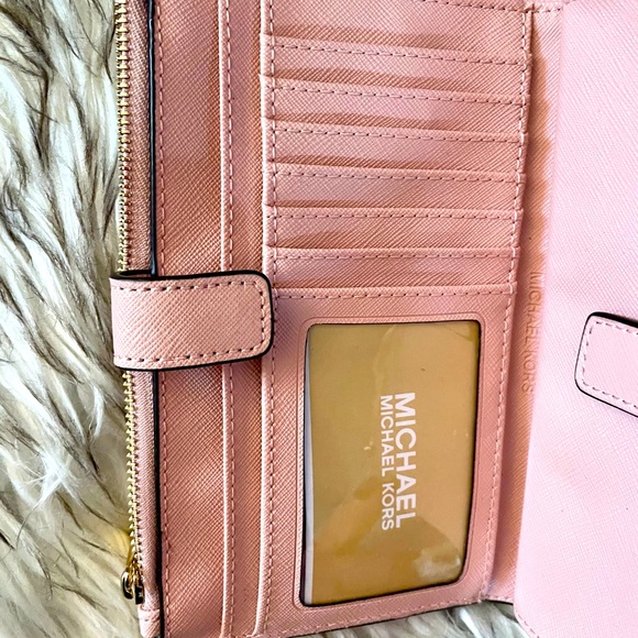 Michael Kors LG Jet Set Travel Double Zip Leather Wristlet - Picture 4 of 5